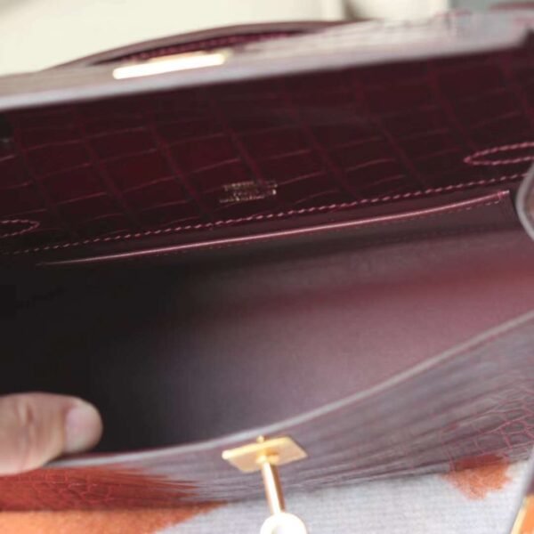 HERMES Kelly Pochette 22CM 57 Bordeaux Matter Crocodile Gold Hardware