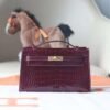 HERMES Kelly Pochette 22CM 57 Bordeaux Matter Crocodile Gold Hardware