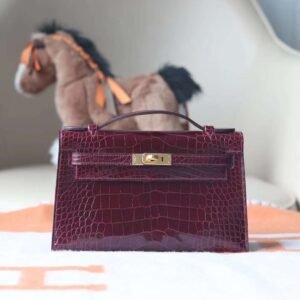 HERMES Kelly Pochette 22CM 57 Bordeaux Matter Crocodile Gold Hardware